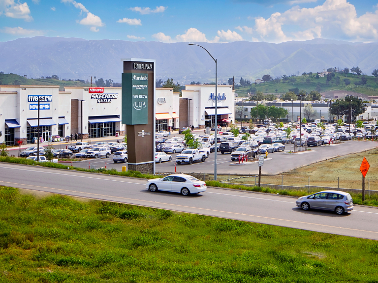 Central Plaza Lake Elsinore 24_freeway